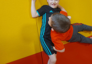 dzieci ćwiczące bloki