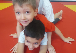 Zabawa ruchowa " Trójeczki"