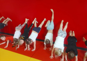 dzieci stojące na rękach