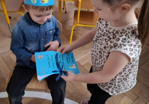 dziewczynka wręcza prezent