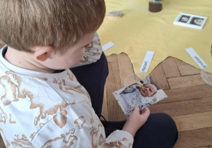 chłopiec patrzy na zdjęcie