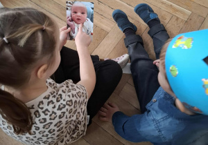 dzieci oglądają zdjęcie