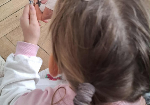 dziewczynka patrzy na zdjęcie