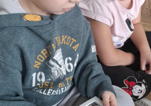 dzieci patrzą na zdjęcie