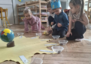 chłopiec nawleka korale na sznurek