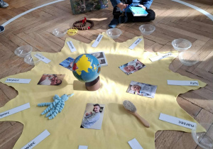 chłopiec siedzi przed słoneczkiem urodzinowym