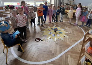 dzieci ustawione do składania życzeń urodzinowych