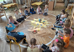 dzieci siedzą na elipsie