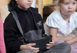 chłopiec trzyma kaburę