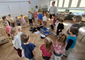 dzieci stoją w pozycji na baczność