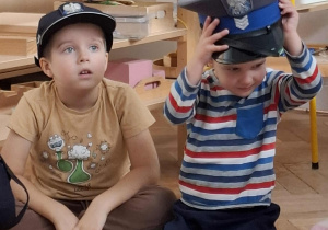 chłopcy w czapkach policyjnych