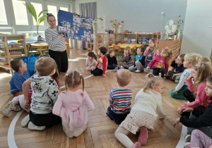 kobieta pokazuje plakat