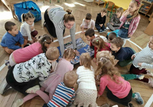 dzieci oglądają plakat o policji