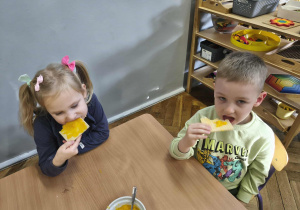 Na zdjęciu widzimy dzieci, które degustują dżemu dyniowego.