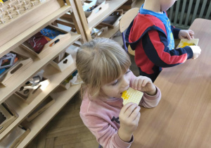 Na zdjęciu widzimy dziewczynkę, która degustuje dżemu dyniowego.