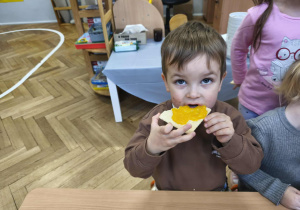 Na zdjęciu widzimy chłopca, który degustuje dżemu dyniowego.
