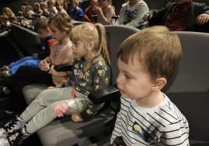 Na zdjęciu widzimy dzieci, które oglądają przedstawienie.