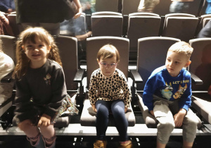 Na zdjęciu widzimy dzieci, które oczekują na przedstawienie.