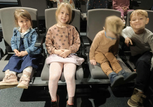 Na zdjęciu widzimy dzieci, które oczekują na przedstawienie.