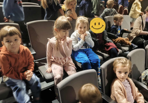 Na zdjęciu widzimy dzieci, które oczekują na przedstawienie.