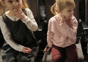 Na zdjęciu widzimy dzieci, które oczekują na przedstawienie.