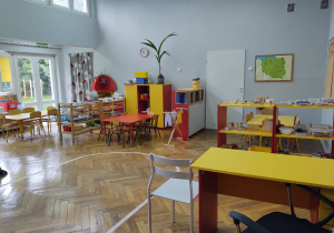 na zdjęciu widać salę przedszkolną grupy drugiej, na pierwszym planie widać wyklejona na podłodze elipse, na dalszym planie widać niskie regały z materiałem rozwojowym dla dzieci