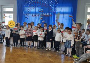 Na zdjęciu widzimy grupę dzieci śpiewającą piosenkę o Polsce.