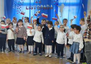 Na zdjęciu widzimy grupę dzieci śpiewającą piosenkę o Polsce.