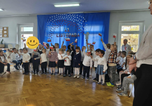 Na zdjęciu widzimy grupę dzieci śpiewającą piosenkę o Polsce.