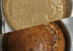 Na zdjęciu widzimy ciasto marchewkowe surowe, ciasto marchewkowe upieczone.