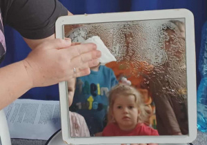 lustro z którego wycierane są krople wody