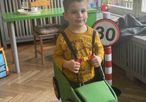 Zdjęcie przedstawia chłopca w autku z gąbki.