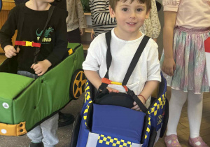 Zdjęcie przedstawia chłopca w autku z gąbki.