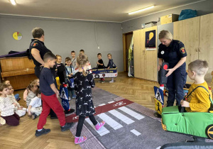 Zdjęcie przedstawia dzieci przechodzące przez przejście.