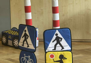 Zdjęcie przedstawia znaki drogowe z gąbki na słupkach.