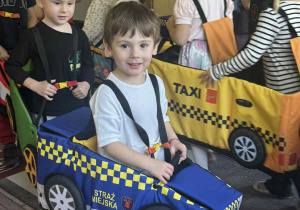 Zdjęcie przedstawia chłopca w autku z gąbki.