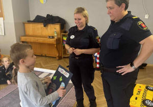 Zdjęcie przedstawia dzieci wręczające Paniom podziękowanie.