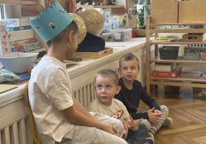 Zdjęcie przedstawia chłopca mówiącego do Jubilata miłe słowa.