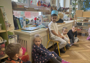 Zdjęcie przedstawia chłopca mówiącego do Jubilata miłe słowa.