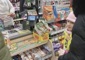 Wręczanie ulotek podczas spaceru