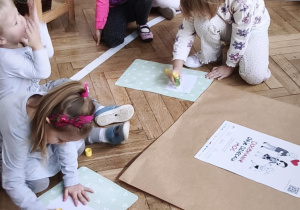 Dzieci wykonują plakat o prawach dziecka