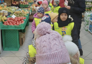 Wręczanie ulotek podczas spaceru