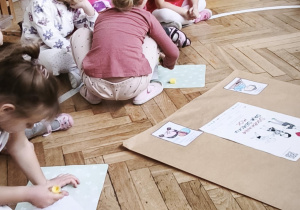 Dzieci wykonują plakat o prawach dziecka