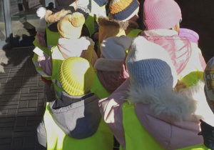 Wręczanie ulotek podczas spaceru