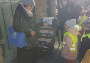 Wręczanie ulotek podczas spaceru