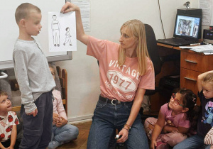 Nauczyciel pokazuje ilustracje.