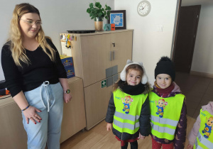 Dzieci rozdają materiały informacyjne.