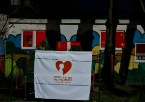 Okna przedszkola podświecone są na czerwono.