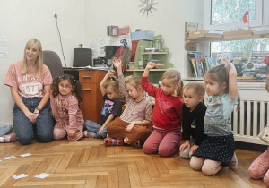 Dzieci siedzą w kole i prowadzą dyskusję.