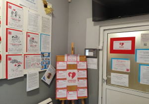 Materiały edukacyjne na temat przemocy w przedszkolnym holu.